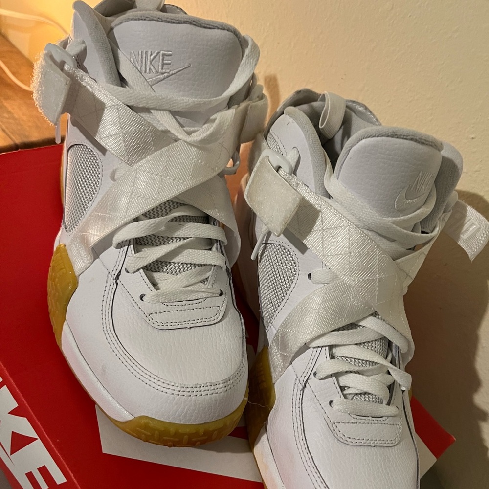 Men’s 10.5 Nikes